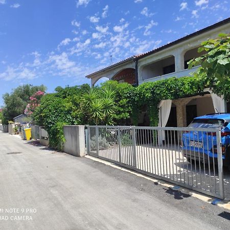 Apartment House Vir-To-All Exterior photo